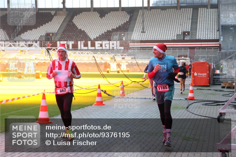 07.12.2025 - St. Pauli X-Mass-Run No. 15 Luisa Fischer http://msf.ph/oto/9376195 07.12.2025 09:57:01 Ziel 662, 1165, 198, 497, 662, 1116, 1165, 1483, 1530, 3255, 4208, 4209 meine-sportfotos.de