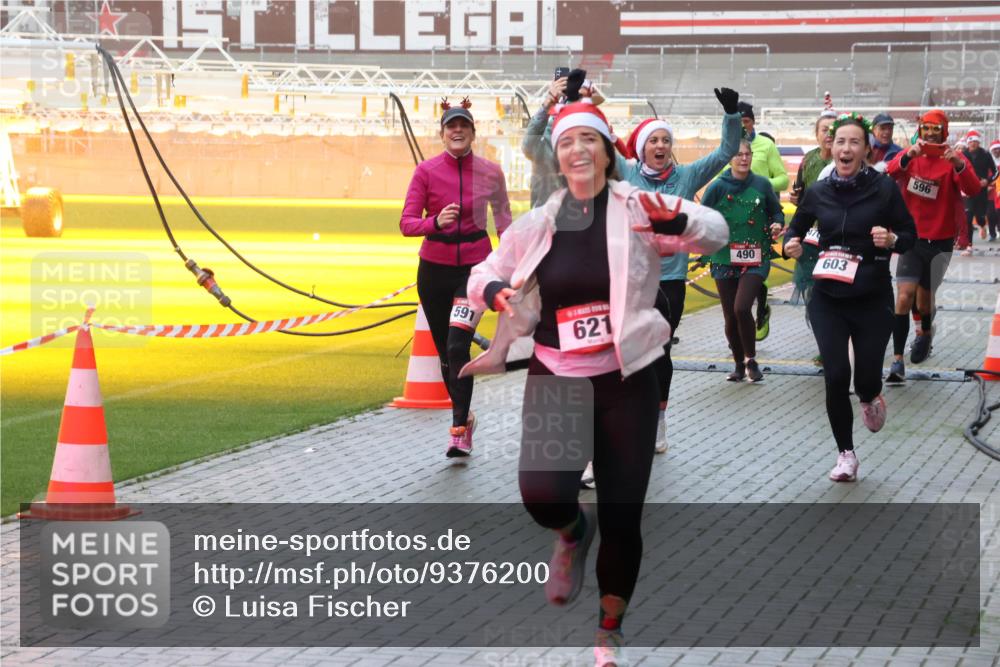 07.12.2025 - St. Pauli X-Mass-Run No. 15 Luisa Fischer http://msf.ph/oto/9376200 07.12.2025 11:07:47 Ziel 591, 621, 490, 603, 596, 77, 281, 315, 332, 342, 344, 377, 476, 490, 591, 596, 603, 621, 622, 623, 673, 688, 781, 1202, 1206, 1233, 1235, 1509, 1585, 1587, 1634, 1666, 1751, 1824, 1861, 1862, 1866, 1910, 2403, 2693, 5008 meine-sportfotos.de