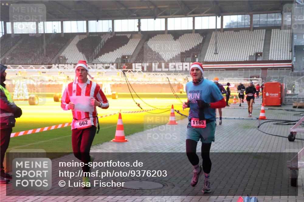 07.12.2025 - St. Pauli X-Mass-Run No. 15 Luisa Fischer http://msf.ph/oto/9376203 07.12.2025 09:57:02 Ziel 662, 1, 1165, 4705, 198, 497, 662, 1116, 1165, 1483, 1530, 2861, 3255, 4208, 4209 meine-sportfotos.de