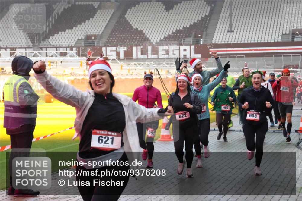 07.12.2025 - St. Pauli X-Mass-Run No. 15 Luisa Fischer http://msf.ph/oto/9376208 07.12.2025 11:07:48 Ziel 621, 591, 622, 2, 490, 603, 596, 77, 281, 315, 332, 342, 344, 377, 476, 490, 591, 596, 603, 621, 622, 623, 673, 688, 781, 1202, 1206, 1233, 1235, 1509, 1585, 1587, 1634, 1666, 1751, 1824, 1861, 1862, 1866, 1910, 2403, 2693, 5008 meine-sportfotos.de