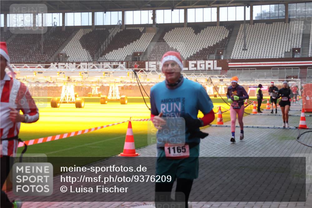 07.12.2025 - St. Pauli X-Mass-Run No. 15 Luisa Fischer http://msf.ph/oto/9376209 07.12.2025 09:57:02 Ziel 151, 198, 1165, 4209, 198, 497, 662, 1116, 1165, 1483, 1530, 2861, 3255, 4208, 4209 meine-sportfotos.de