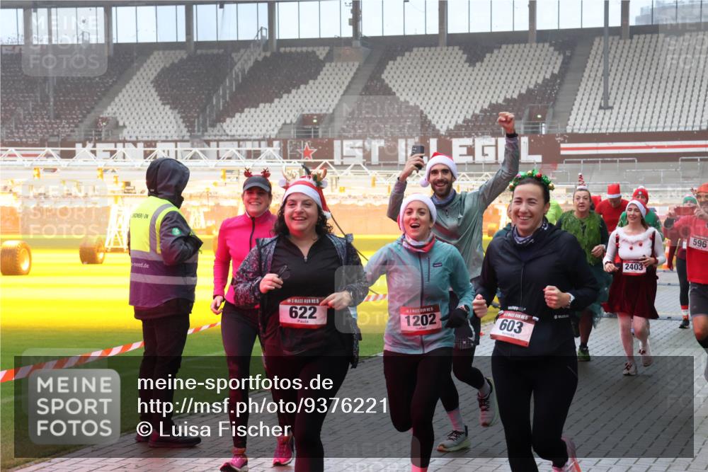 07.12.2025 - St. Pauli X-Mass-Run No. 15 Luisa Fischer http://msf.ph/oto/9376221 07.12.2025 11:07:49 Ziel 15, 622, 15, 1202, 603, 2403, 596, 77, 281, 315, 332, 342, 344, 377, 476, 490, 591, 596, 603, 621, 622, 623, 673, 688, 781, 1202, 1206, 1233, 1235, 1509, 1585, 1587, 1634, 1666, 1751, 1824, 1861, 1862, 1866, 1910, 2403, 2693, 5008 meine-sportfotos.de