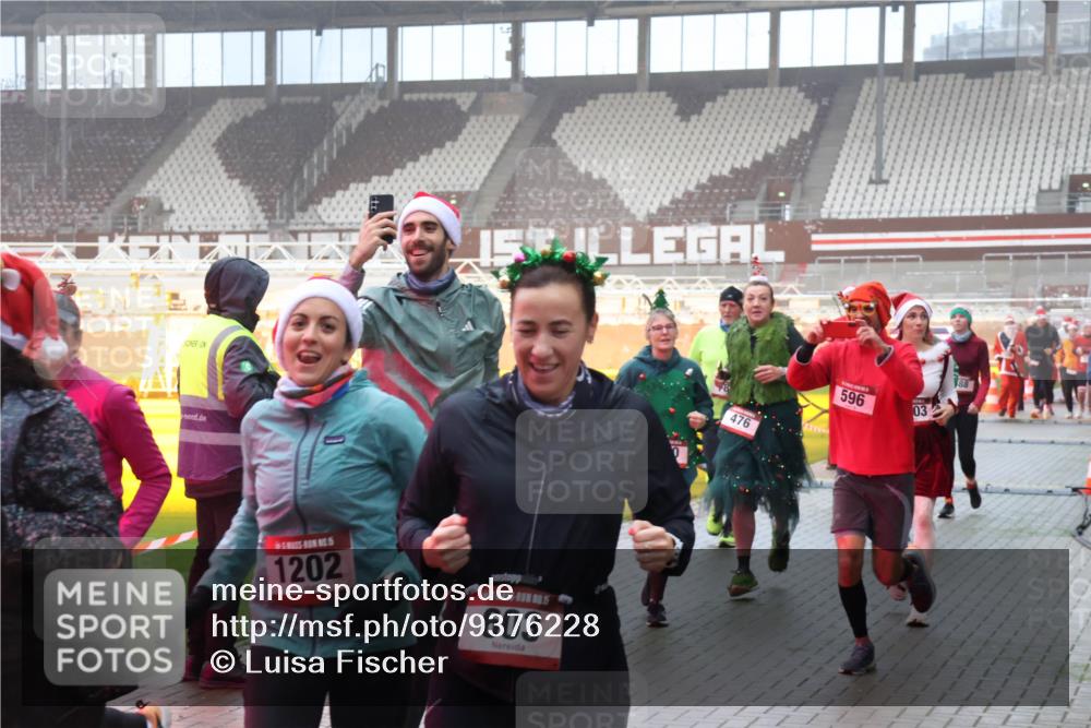 07.12.2025 - St. Pauli X-Mass-Run No. 15 Luisa Fischer http://msf.ph/oto/9376228 07.12.2025 11:07:50 Ziel 5, 1202, 5, 603, 476, 596, 88, 03, 77, 281, 315, 332, 342, 344, 377, 389, 397, 476, 490, 591, 596, 603, 621, 622, 623, 673, 688, 781, 1202, 1206, 1233, 1235, 1509, 1585, 1587, 1634, 1666, 1751, 1824, 1861, 1862, 1866, 1910, 2403, 2693, 5008 meine-sportfotos.de