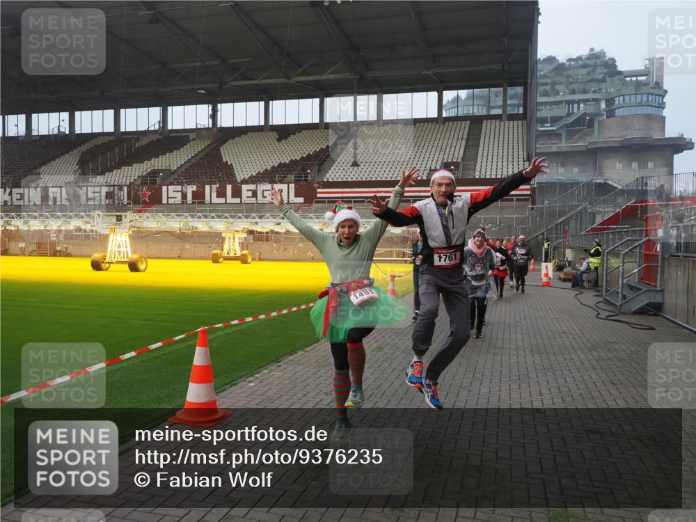 07.12.2025 - St. Pauli X-Mass-Run No. 15 Fabian Wolf http://msf.ph/oto/9376235 07.12.2025 10:05:21 Ziel 114, 543, 668, 950, 1121, 1316, 1374, 1481, 1661, 1761, 3186, 3307, 3386, 4036, 4556, 4558 meine-sportfotos.de