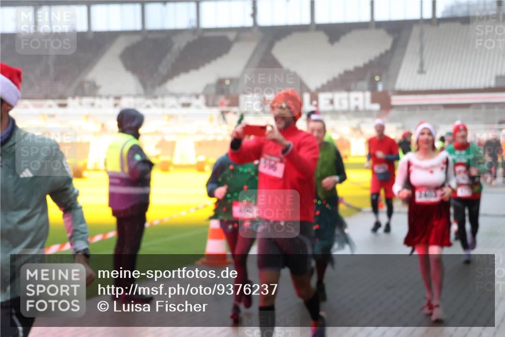 07.12.2025 - St. Pauli X-Mass-Run No. 15 Luisa Fischer http://msf.ph/oto/9376237 07.12.2025 11:07:52 Ziel 77, 273, 281, 315, 332, 342, 344, 377, 389, 397, 476, 490, 591, 596, 603, 621, 622, 623, 673, 688, 781, 1202, 1206, 1233, 1235, 1509, 1585, 1587, 1634, 1666, 1751, 1824, 1861, 1862, 1866, 1910, 2403, 2693, 5008 meine-sportfotos.de