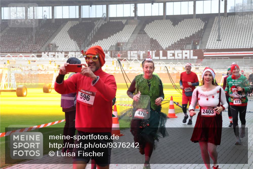 07.12.2025 - St. Pauli X-Mass-Run No. 15 Luisa Fischer http://msf.ph/oto/9376242 07.12.2025 11:07:52 Ziel 596, 476, 5008, 5, 2403, 673, 77, 273, 281, 315, 332, 342, 344, 377, 389, 397, 476, 490, 591, 596, 603, 621, 622, 623, 673, 688, 781, 1202, 1206, 1233, 1235, 1509, 1585, 1587, 1634, 1666, 1751, 1824, 1861, 1862, 1866, 1910, 2403, 2693, 5008 meine-sportfotos.de