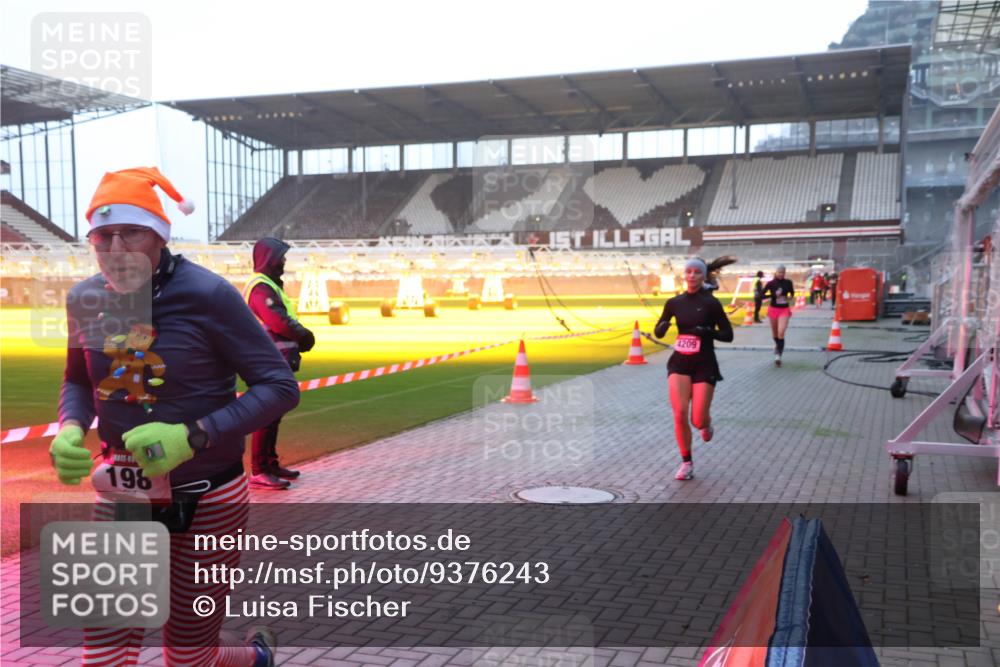 07.12.2025 - St. Pauli X-Mass-Run No. 15 Luisa Fischer http://msf.ph/oto/9376243 07.12.2025 09:57:07 Ziel 198, 4209, 198, 497, 662, 1116, 1165, 1483, 2861, 3255, 4208, 4209 meine-sportfotos.de