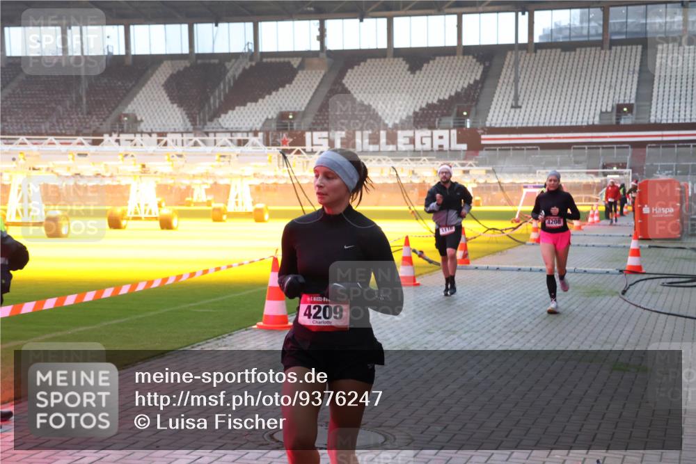 07.12.2025 - St. Pauli X-Mass-Run No. 15 Luisa Fischer http://msf.ph/oto/9376247 07.12.2025 09:57:08 Ziel 1, 4209, 1116, 4208, 198, 497, 662, 1116, 1165, 1483, 2861, 3255, 4208, 4209 meine-sportfotos.de
