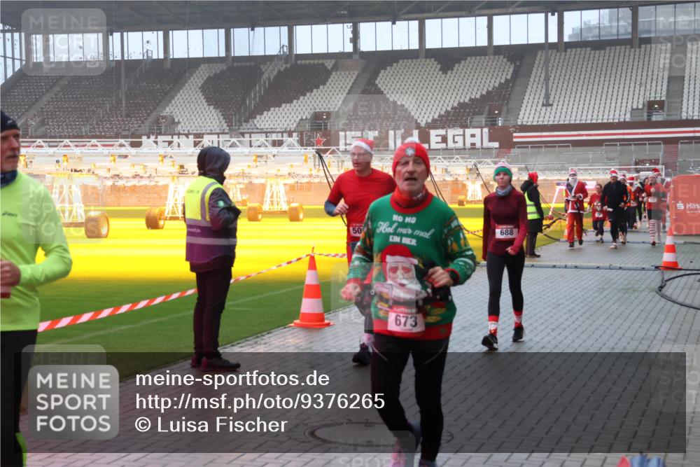 07.12.2025 - St. Pauli X-Mass-Run No. 15 Luisa Fischer http://msf.ph/oto/9376265 07.12.2025 11:07:55 Ziel 50, 673, 688, 77, 271, 273, 281, 315, 332, 342, 344, 377, 389, 397, 476, 490, 591, 596, 603, 621, 622, 623, 673, 688, 781, 1202, 1206, 1233, 1235, 1439, 1441, 1509, 1585, 1587, 1634, 1666, 1751, 1812, 1824, 1861, 1862, 1866, 1910, 2403, 2693, 5008 meine-sportfotos.de
