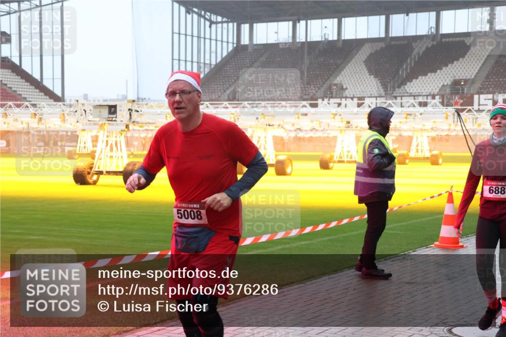 07.12.2025 - St. Pauli X-Mass-Run No. 15 Luisa Fischer http://msf.ph/oto/9376286 07.12.2025 11:07:58 Ziel 5, 5008, 2, 688, 77, 271, 273, 281, 286, 293, 315, 332, 342, 344, 377, 389, 397, 476, 490, 591, 596, 603, 621, 622, 623, 673, 688, 781, 1202, 1206, 1233, 1235, 1378, 1381, 1382, 1383, 1439, 1441, 1460, 1509, 1585, 1587, 1812, 1824, 1861, 1862, 1866, 1910, 2403, 2693, 5008 meine-sportfotos.de