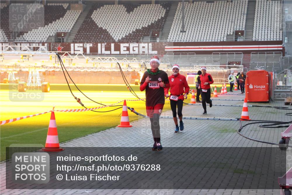 07.12.2025 - St. Pauli X-Mass-Run No. 15 Luisa Fischer http://msf.ph/oto/9376288 07.12.2025 09:57:26 Ziel 2861, 497, 3320, 198, 497, 662, 1116, 1165, 2861, 3255, 3320, 4032, 4208, 4209 meine-sportfotos.de