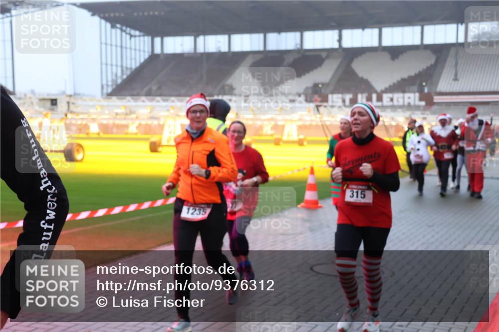 07.12.2025 - St. Pauli X-Mass-Run No. 15 Luisa Fischer http://msf.ph/oto/9376312 07.12.2025 11:08:06 Ziel 1235, 315, 77, 271, 273, 281, 286, 293, 315, 332, 342, 344, 377, 389, 397, 476, 490, 591, 596, 603, 621, 622, 623, 653, 673, 688, 772, 774, 781, 1107, 1123, 1129, 1202, 1206, 1233, 1235, 1342, 1378, 1381, 1382, 1383, 1439, 1441, 1460, 1509, 1520, 1525, 1585, 1587, 1812, 1824, 1866, 1910, 2403, 2693, 5008 meine-sportfotos.de