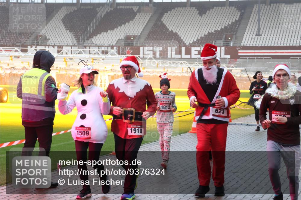 07.12.2025 - St. Pauli X-Mass-Run No. 15 Luisa Fischer http://msf.ph/oto/9376324 07.12.2025 11:08:10 Ziel 15, 1509, 1910, 1812, 623, 271, 15, 77, 271, 273, 286, 293, 315, 332, 342, 344, 377, 389, 397, 476, 490, 591, 603, 621, 622, 623, 653, 673, 772, 774, 781, 1107, 1123, 1129, 1202, 1206, 1226, 1230, 1233, 1235, 1249, 1342, 1355, 1378, 1381, 1382, 1383, 1439, 1441, 1460, 1509, 1520, 1525, 1809, 1810, 1812, 1824, 1866, 1910, 2403, 2693, 4798, 4815, 5008 meine-sportfotos.de