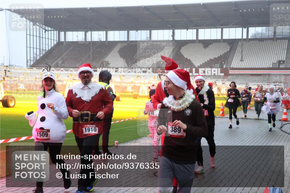 07.12.2025 - St. Pauli X-Mass-Run No. 15 Luisa Fischer http://msf.ph/oto/9376335 07.12.2025 11:08:12 Ziel 1509, 15, 1910, 1, 389, 271, 273, 77, 271, 273, 286, 293, 315, 332, 377, 389, 397, 476, 490, 591, 603, 621, 622, 623, 629, 635, 653, 673, 772, 774, 781, 1107, 1123, 1129, 1202, 1206, 1226, 1230, 1233, 1235, 1249, 1342, 1355, 1378, 1381, 1382, 1383, 1439, 1441, 1460, 1509, 1520, 1525, 1809, 1810, 1812, 1824, 1866, 1910, 2403, 2693, 4798, 4815, 5008 meine-sportfotos.de