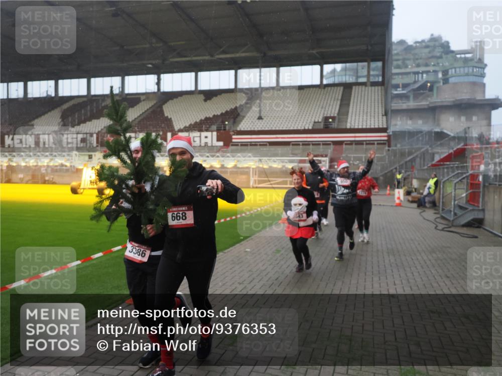07.12.2025 - St. Pauli X-Mass-Run No. 15 Fabian Wolf http://msf.ph/oto/9376353 07.12.2025 10:05:25 Ziel 114, 543, 668, 950, 1121, 1316, 1374, 1481, 1661, 1761, 3186, 3386, 4036, 4556, 4558 meine-sportfotos.de