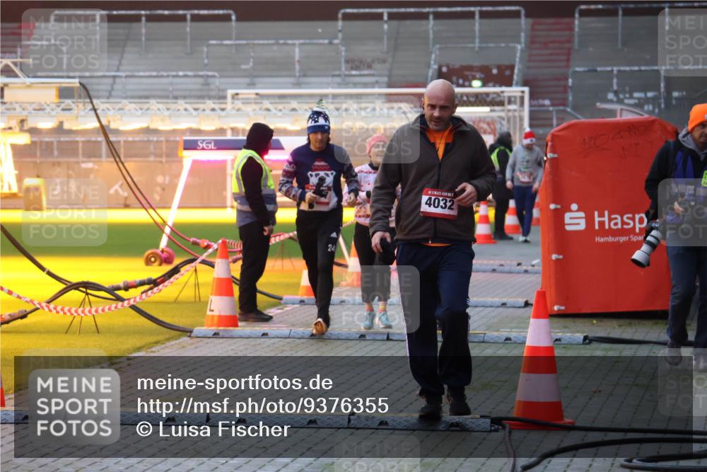 07.12.2025 - St. Pauli X-Mass-Run No. 15 Luisa Fischer http://msf.ph/oto/9376355 07.12.2025 09:57:42 Ziel 24, 4032, 497, 632, 1116, 1292, 1293, 1377, 1395, 2678, 2861, 3320, 4032 meine-sportfotos.de