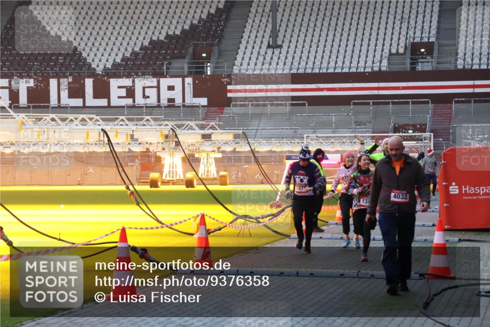 07.12.2025 - St. Pauli X-Mass-Run No. 15 Luisa Fischer http://msf.ph/oto/9376358 07.12.2025 09:57:43 Ziel 1377, 139, 4032, 497, 632, 1116, 1292, 1293, 1377, 1395, 2678, 2861, 3320, 4032 meine-sportfotos.de
