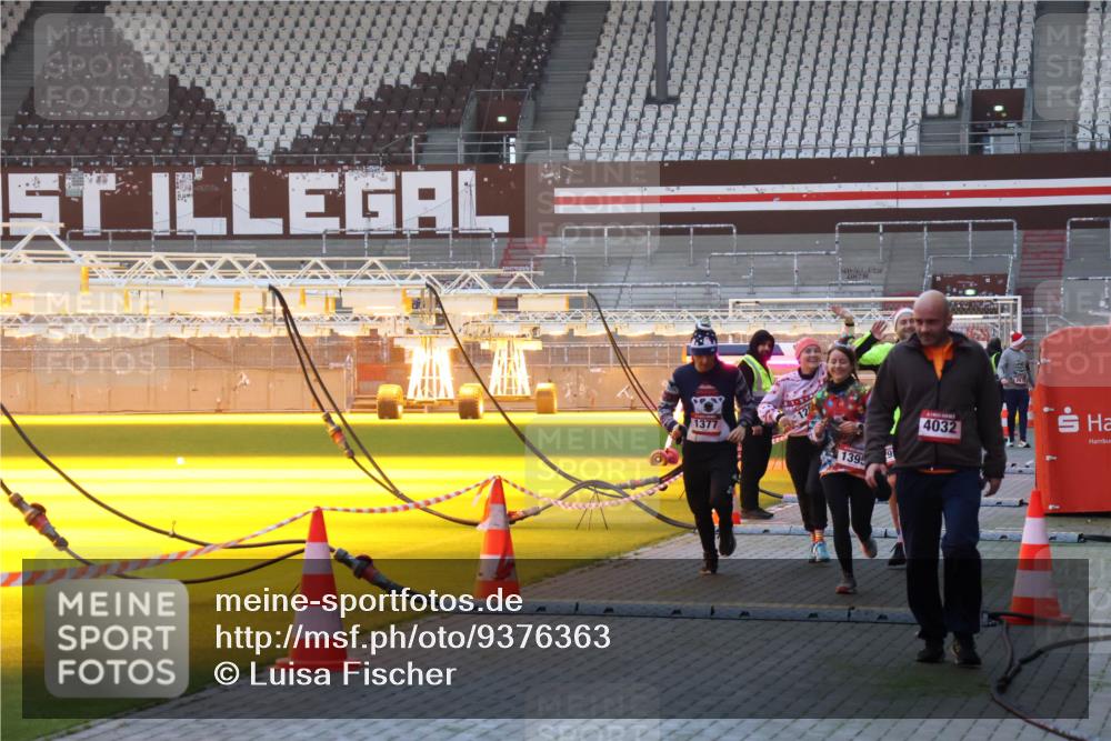 07.12.2025 - St. Pauli X-Mass-Run No. 15 Luisa Fischer http://msf.ph/oto/9376363 07.12.2025 09:57:44 Ziel 1377, 1395, 4032, 497, 632, 1116, 1292, 1293, 1377, 1395, 2678, 2861, 3320, 4032 meine-sportfotos.de