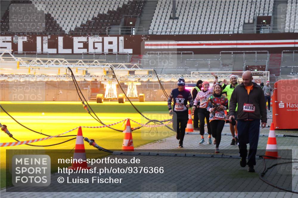 07.12.2025 - St. Pauli X-Mass-Run No. 15 Luisa Fischer http://msf.ph/oto/9376366 07.12.2025 09:57:44 Ziel 1377, 1293, 1395, 92, 4032, 497, 632, 1116, 1292, 1293, 1377, 1395, 2678, 2861, 3320, 4032 meine-sportfotos.de