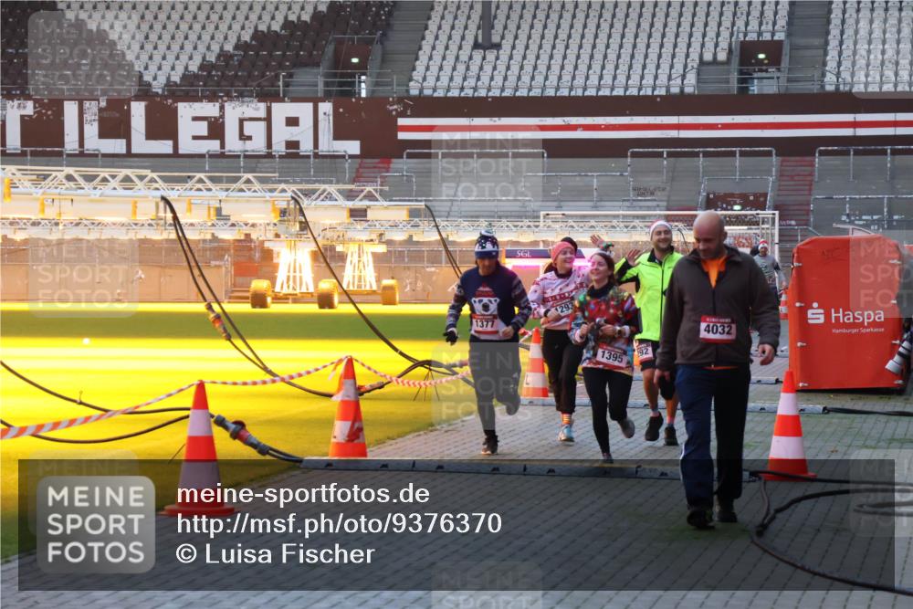 07.12.2025 - St. Pauli X-Mass-Run No. 15 Luisa Fischer http://msf.ph/oto/9376370 07.12.2025 09:57:44 Ziel 1377, 1293, 1395, 92, 4032, 497, 632, 1116, 1292, 1293, 1377, 1395, 2678, 2861, 3320, 4032 meine-sportfotos.de