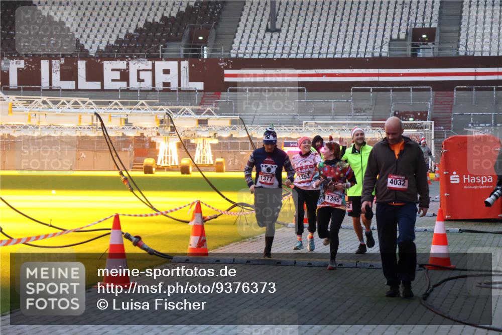 07.12.2025 - St. Pauli X-Mass-Run No. 15 Luisa Fischer http://msf.ph/oto/9376373 07.12.2025 09:57:45 Ziel 1377, 1293, 1395, 4032, 497, 632, 1292, 1293, 1377, 1395, 2678, 2861, 3320, 4032 meine-sportfotos.de