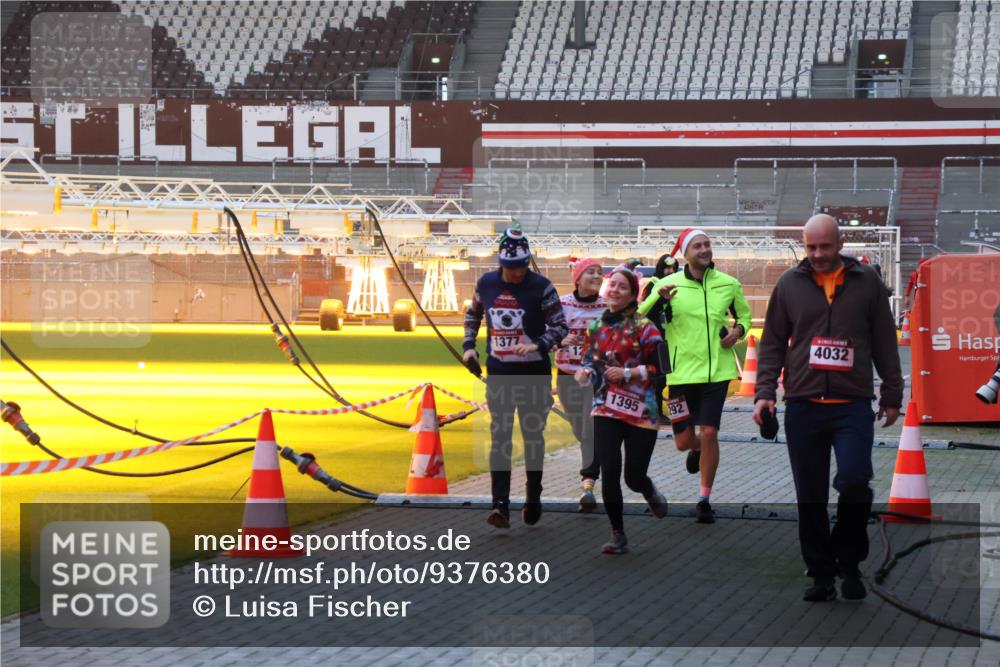 07.12.2025 - St. Pauli X-Mass-Run No. 15 Luisa Fischer http://msf.ph/oto/9376380 07.12.2025 09:57:46 Ziel 1377, 1395, 292, 4032, 497, 632, 1292, 1293, 1377, 1395, 2678, 2861, 3320, 4032 meine-sportfotos.de