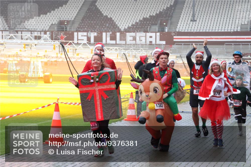 07.12.2025 - St. Pauli X-Mass-Run No. 15 Luisa Fischer http://msf.ph/oto/9376381 07.12.2025 11:08:21 Ziel 1383, 1382, 28, 378, 4815, 77, 100, 271, 273, 286, 293, 315, 332, 377, 389, 397, 623, 629, 635, 653, 772, 774, 1107, 1123, 1129, 1226, 1230, 1235, 1249, 1342, 1355, 1378, 1381, 1382, 1383, 1439, 1441, 1460, 1509, 1520, 1525, 1559, 1560, 1596, 1809, 1810, 1812, 1824, 1866, 1910, 2693, 4798, 4815 meine-sportfotos.de