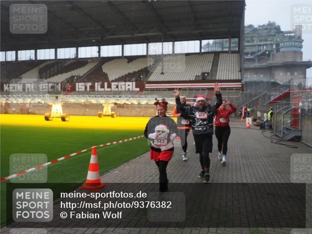 07.12.2025 - St. Pauli X-Mass-Run No. 15 Fabian Wolf http://msf.ph/oto/9376382 07.12.2025 10:05:26 Ziel 114, 543, 668, 950, 1121, 1316, 1374, 1481, 1661, 1761, 3186, 3386, 4036, 4556, 4558 meine-sportfotos.de
