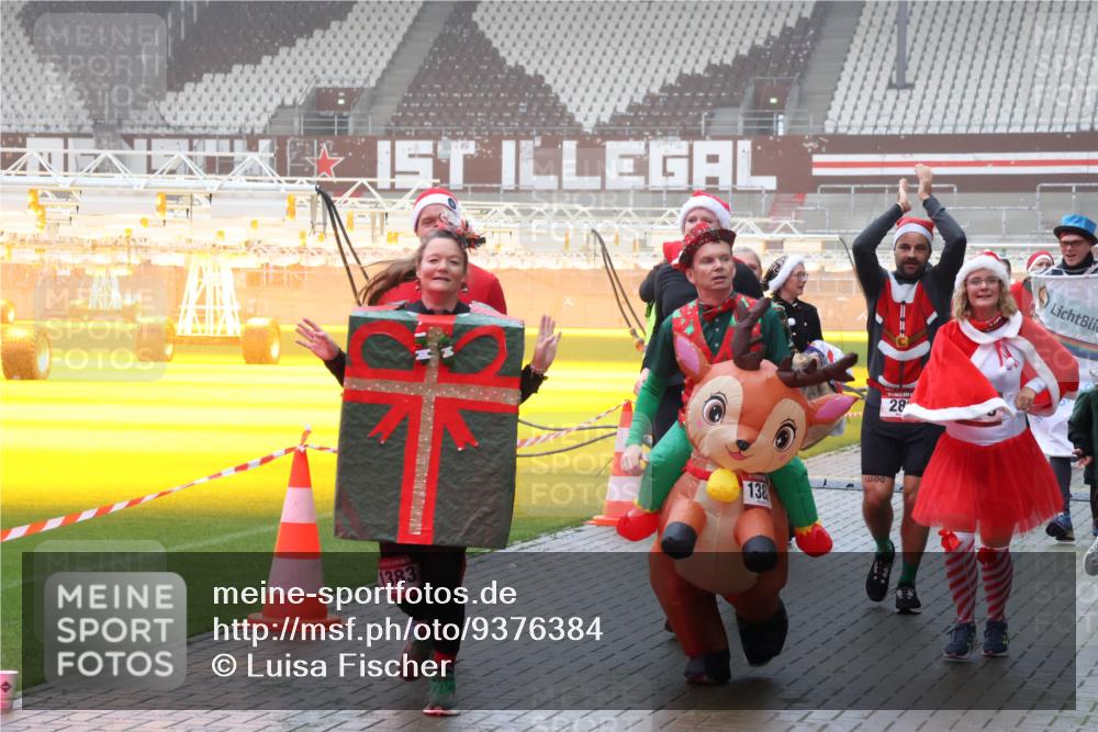 07.12.2025 - St. Pauli X-Mass-Run No. 15 Luisa Fischer http://msf.ph/oto/9376384 07.12.2025 11:08:22 Ziel 1383, 138, 28, 77, 100, 271, 273, 286, 293, 315, 332, 377, 389, 397, 623, 629, 635, 653, 772, 774, 1107, 1123, 1129, 1226, 1230, 1235, 1249, 1342, 1355, 1378, 1381, 1382, 1383, 1439, 1441, 1460, 1509, 1520, 1525, 1559, 1560, 1596, 1809, 1810, 1812, 1824, 1866, 1910, 2693, 4798, 4815 meine-sportfotos.de