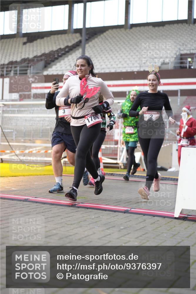 07.12.2025 - St. Pauli X-Mass-Run No. 15 Patografie http://msf.ph/oto/9376397 07.12.2025 10:05:41 Ziel 2, 3, 54, 123, 363, 385, 512, 945, 1215, 1222, 1789, 1791, 3231, 3877, 4194, 4195, 4552, 4555, 4559, 4560 meine-sportfotos.de