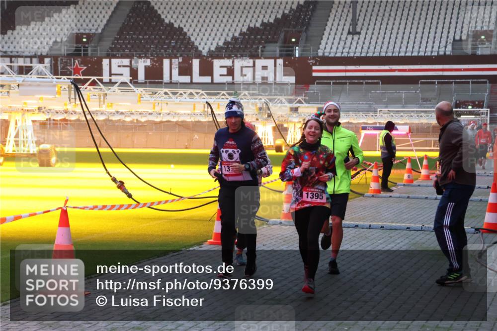 07.12.2025 - St. Pauli X-Mass-Run No. 15 Luisa Fischer http://msf.ph/oto/9376399 07.12.2025 09:57:48 Ziel 5843, 13, 1395, 497, 632, 1292, 1293, 1377, 1395, 2678, 2861, 3320, 4032 meine-sportfotos.de