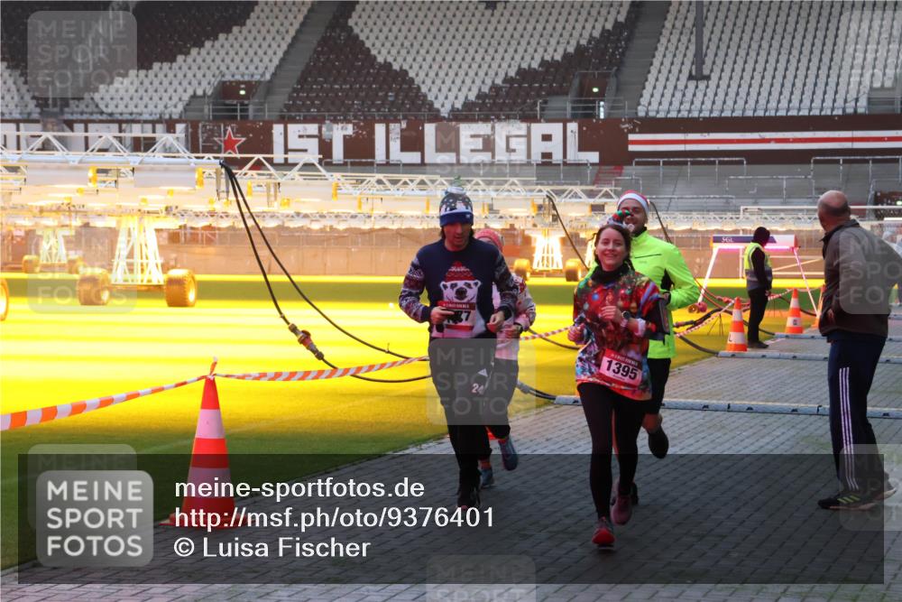 07.12.2025 - St. Pauli X-Mass-Run No. 15 Luisa Fischer http://msf.ph/oto/9376401 07.12.2025 09:57:48 Ziel 383, 1395, 497, 632, 1292, 1293, 1377, 1395, 2678, 2861, 3320, 4032 meine-sportfotos.de