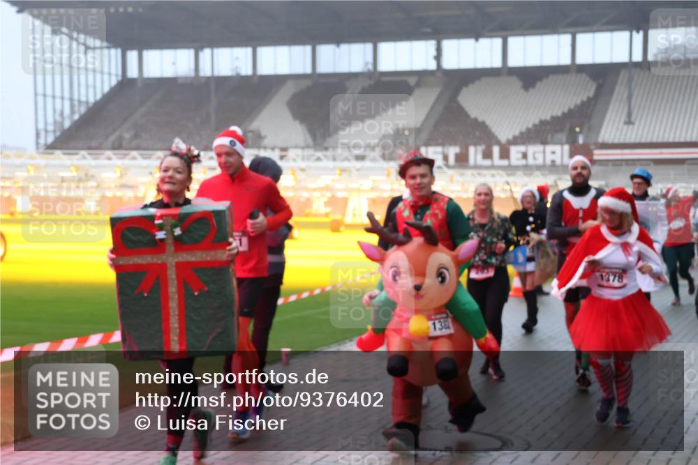 07.12.2025 - St. Pauli X-Mass-Run No. 15 Luisa Fischer http://msf.ph/oto/9376402 07.12.2025 11:08:24 Ziel 138, 1378, 77, 100, 271, 273, 286, 293, 315, 332, 377, 389, 397, 623, 629, 635, 653, 772, 774, 1107, 1123, 1129, 1226, 1230, 1235, 1249, 1342, 1355, 1378, 1381, 1382, 1383, 1439, 1441, 1460, 1509, 1520, 1525, 1559, 1560, 1596, 1809, 1810, 1812, 1824, 1866, 1910, 2693, 4798, 4815 meine-sportfotos.de
