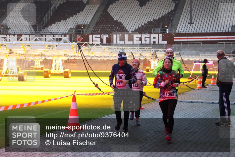 07.12.2025 - St. Pauli X-Mass-Run No. 15 Luisa Fischer http://msf.ph/oto/9376404 07.12.2025 09:57:48 Ziel 3300, 1377, 293, 1395, 497, 632, 1292, 1293, 1377, 1395, 2678, 2861, 3320, 4032 meine-sportfotos.de