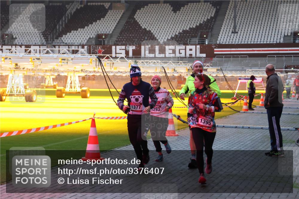 07.12.2025 - St. Pauli X-Mass-Run No. 15 Luisa Fischer http://msf.ph/oto/9376407 07.12.2025 09:57:49 Ziel 1377, 1293, 1395, 497, 632, 1292, 1293, 1377, 1395, 2678, 2861, 3320, 4032 meine-sportfotos.de