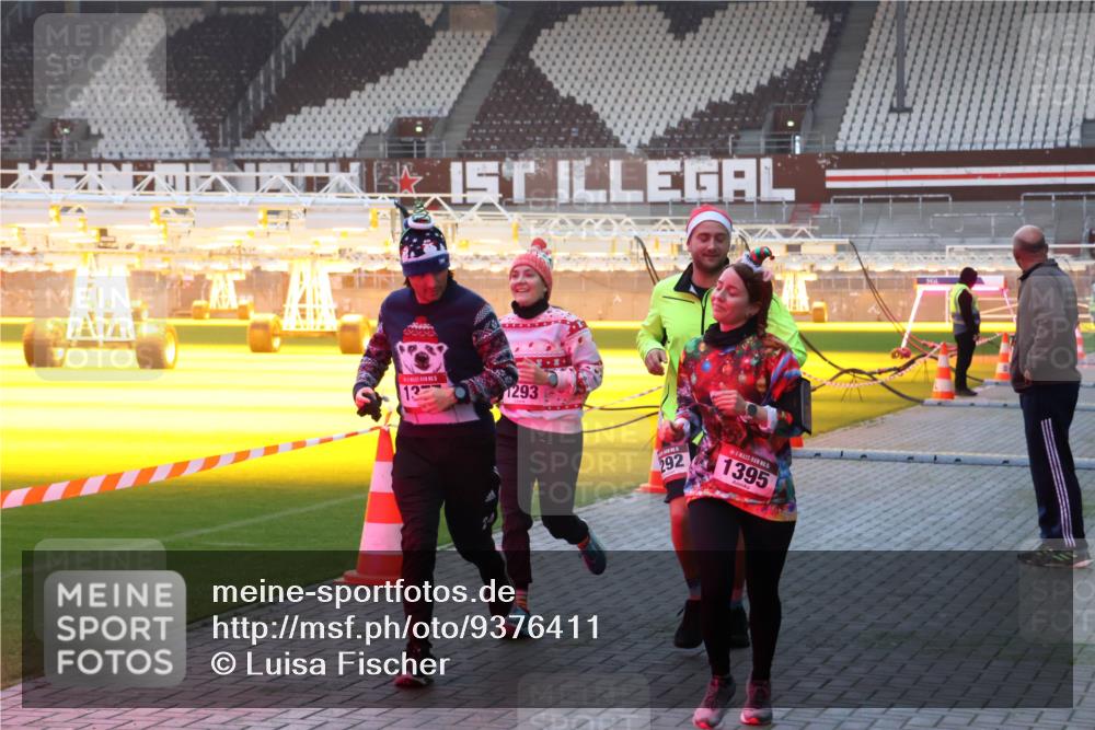 07.12.2025 - St. Pauli X-Mass-Run No. 15 Luisa Fischer http://msf.ph/oto/9376411 07.12.2025 09:57:49 Ziel 13, 1293, 292, 1395, 497, 632, 1292, 1293, 1377, 1395, 2678, 2861, 3320, 4032 meine-sportfotos.de
