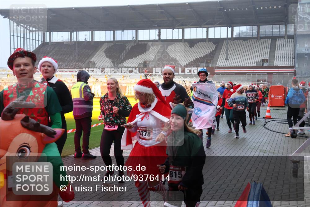 07.12.2025 - St. Pauli X-Mass-Run No. 15 Luisa Fischer http://msf.ph/oto/9376414 07.12.2025 11:08:25 Ziel 1382, 293, 1378, 15, 815, 26, 188888, 772, 774, 77, 100, 271, 273, 286, 293, 315, 332, 377, 389, 397, 623, 629, 635, 653, 772, 774, 1078, 1107, 1123, 1129, 1170, 1226, 1230, 1235, 1249, 1342, 1355, 1378, 1381, 1382, 1383, 1439, 1441, 1460, 1509, 1520, 1525, 1559, 1560, 1596, 1809, 1810, 1812, 1824, 1866, 1910, 2693, 4798, 4815 meine-sportfotos.de