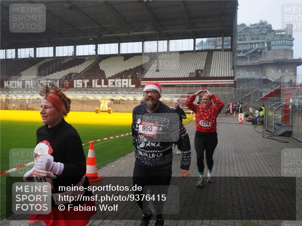 07.12.2025 - St. Pauli X-Mass-Run No. 15 Fabian Wolf http://msf.ph/oto/9376415 07.12.2025 10:05:27 Ziel 114, 543, 668, 950, 1121, 1316, 1374, 1481, 1661, 1761, 3186, 3386, 4036, 4556, 4558 meine-sportfotos.de