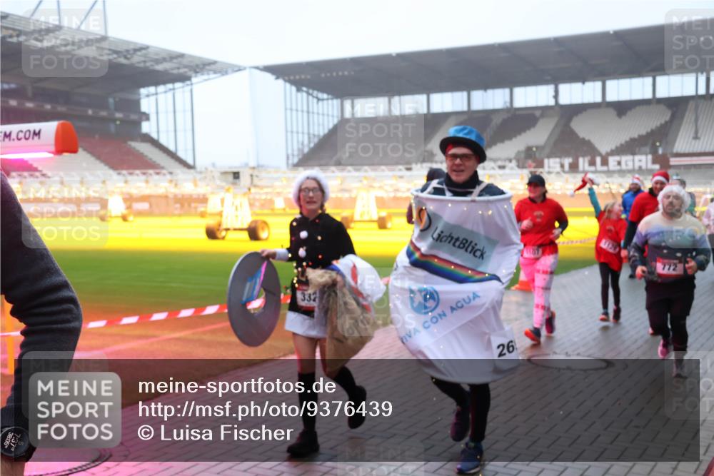07.12.2025 - St. Pauli X-Mass-Run No. 15 Luisa Fischer http://msf.ph/oto/9376439 07.12.2025 11:08:28 Ziel 3, 3712, 5, 332, 26, 77, 100, 271, 273, 286, 293, 315, 332, 377, 389, 396, 397, 446, 623, 629, 635, 653, 758, 772, 774, 1078, 1107, 1123, 1129, 1170, 1226, 1230, 1235, 1249, 1342, 1355, 1378, 1381, 1382, 1383, 1439, 1441, 1460, 1509, 1520, 1525, 1559, 1560, 1596, 1706, 1809, 1810, 1812, 1824, 1866, 1910, 2693, 4798, 4815 meine-sportfotos.de