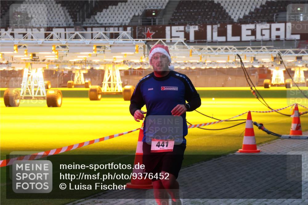07.12.2025 - St. Pauli X-Mass-Run No. 15 Luisa Fischer http://msf.ph/oto/9376452 07.12.2025 09:58:18 Ziel 441, 441, 632, 1292, 1293, 1377, 1395, 2678, 2984, 3405, 4030 meine-sportfotos.de