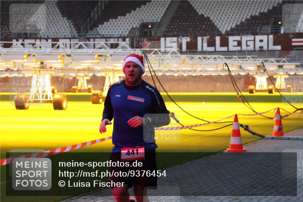 07.12.2025 - St. Pauli X-Mass-Run No. 15 Luisa Fischer http://msf.ph/oto/9376454 07.12.2025 09:58:19 Ziel 441, 441, 632, 1292, 1293, 1377, 1395, 2678, 2984, 3405, 4030 meine-sportfotos.de