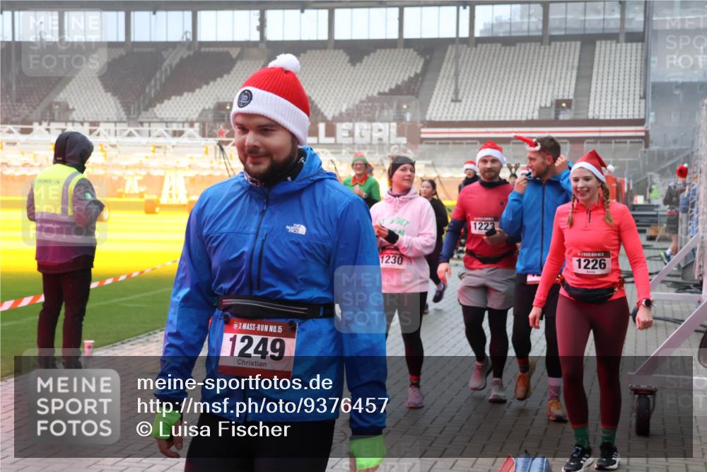 07.12.2025 - St. Pauli X-Mass-Run No. 15 Luisa Fischer http://msf.ph/oto/9376457 07.12.2025 11:08:36 Ziel 15, 1249, 1230, 1223, 1226, 100, 152, 155, 166, 271, 273, 286, 293, 389, 396, 397, 446, 629, 635, 653, 758, 772, 774, 784, 1078, 1107, 1123, 1129, 1170, 1184, 1226, 1230, 1249, 1342, 1355, 1378, 1381, 1382, 1383, 1424, 1439, 1441, 1460, 1491, 1520, 1525, 1559, 1560, 1596, 1625, 1706, 1809, 1810, 1812, 2259, 4798, 4815 meine-sportfotos.de