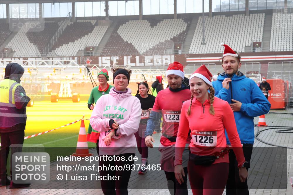 07.12.2025 - St. Pauli X-Mass-Run No. 15 Luisa Fischer http://msf.ph/oto/9376465 07.12.2025 11:08:37 Ziel 35, 15, 1223, 15, 1226, 100, 152, 155, 166, 271, 273, 286, 293, 389, 396, 397, 446, 629, 635, 653, 758, 772, 774, 784, 1078, 1107, 1123, 1129, 1170, 1184, 1226, 1230, 1249, 1342, 1355, 1378, 1381, 1382, 1383, 1424, 1439, 1441, 1460, 1491, 1520, 1525, 1559, 1560, 1596, 1625, 1706, 1809, 1810, 1812, 2259, 4798, 4815 meine-sportfotos.de
