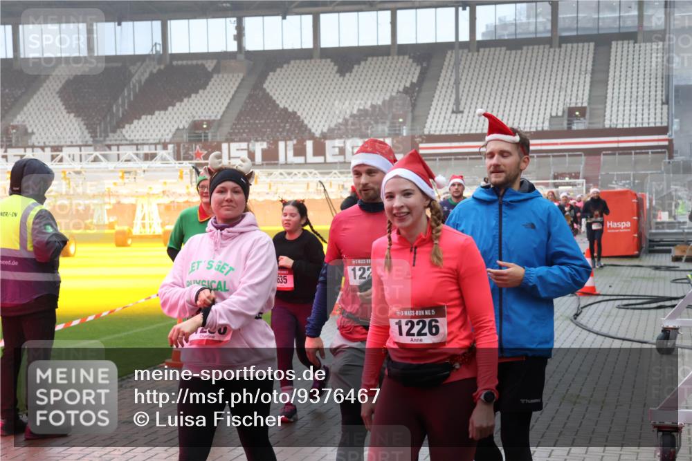 07.12.2025 - St. Pauli X-Mass-Run No. 15 Luisa Fischer http://msf.ph/oto/9376467 07.12.2025 11:08:38 Ziel 122, 635, 15, 1226, 100, 152, 155, 166, 271, 273, 286, 293, 389, 396, 397, 446, 629, 635, 653, 758, 772, 774, 784, 1078, 1107, 1123, 1129, 1170, 1184, 1226, 1230, 1249, 1342, 1355, 1378, 1381, 1382, 1383, 1424, 1439, 1441, 1460, 1491, 1520, 1525, 1559, 1560, 1596, 1625, 1706, 1809, 1810, 1812, 2259, 4584, 4798, 4815, 4819, 4830 meine-sportfotos.de