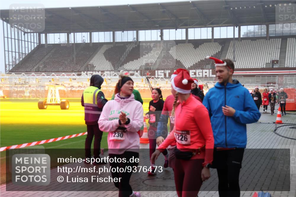 07.12.2025 - St. Pauli X-Mass-Run No. 15 Luisa Fischer http://msf.ph/oto/9376473 07.12.2025 11:08:38 Ziel 35, 1230, 1226, 100, 152, 155, 166, 271, 273, 286, 293, 389, 396, 397, 446, 629, 635, 653, 758, 772, 774, 784, 1078, 1107, 1123, 1129, 1170, 1184, 1226, 1230, 1249, 1342, 1355, 1378, 1381, 1382, 1383, 1424, 1439, 1441, 1460, 1491, 1520, 1525, 1559, 1560, 1596, 1625, 1706, 1809, 1810, 1812, 2259, 4584, 4798, 4815, 4819, 4830 meine-sportfotos.de