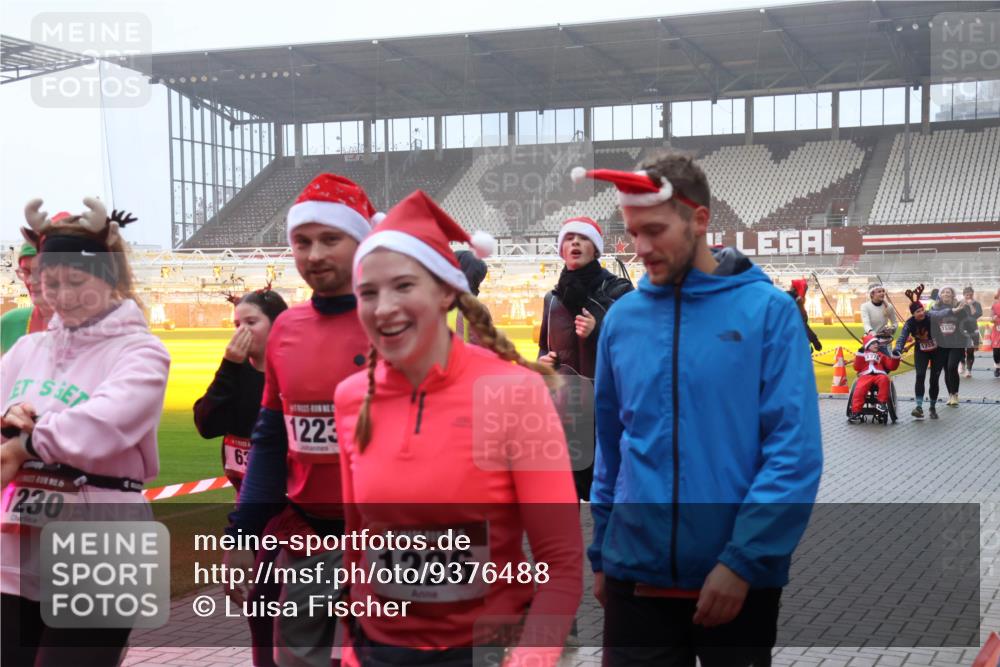 07.12.2025 - St. Pauli X-Mass-Run No. 15 Luisa Fischer http://msf.ph/oto/9376488 07.12.2025 11:08:40 Ziel 63, 1223, 15, 1230, 1226, 1355, 1596, 100, 152, 155, 166, 271, 273, 286, 293, 396, 446, 629, 635, 653, 758, 772, 774, 784, 1078, 1107, 1123, 1129, 1170, 1184, 1226, 1230, 1249, 1342, 1355, 1378, 1381, 1382, 1383, 1424, 1439, 1441, 1460, 1491, 1520, 1525, 1559, 1560, 1596, 1625, 1706, 1809, 1810, 1812, 2259, 2893, 4584, 4798, 4815, 4819, 4830 meine-sportfotos.de