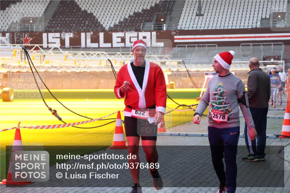 07.12.2025 - St. Pauli X-Mass-Run No. 15 Luisa Fischer http://msf.ph/oto/9376489 07.12.2025 09:58:29 Ziel 632, 1, 15, 2678, 441, 1633, 1774, 2205, 2984, 3405, 3515, 4030 meine-sportfotos.de