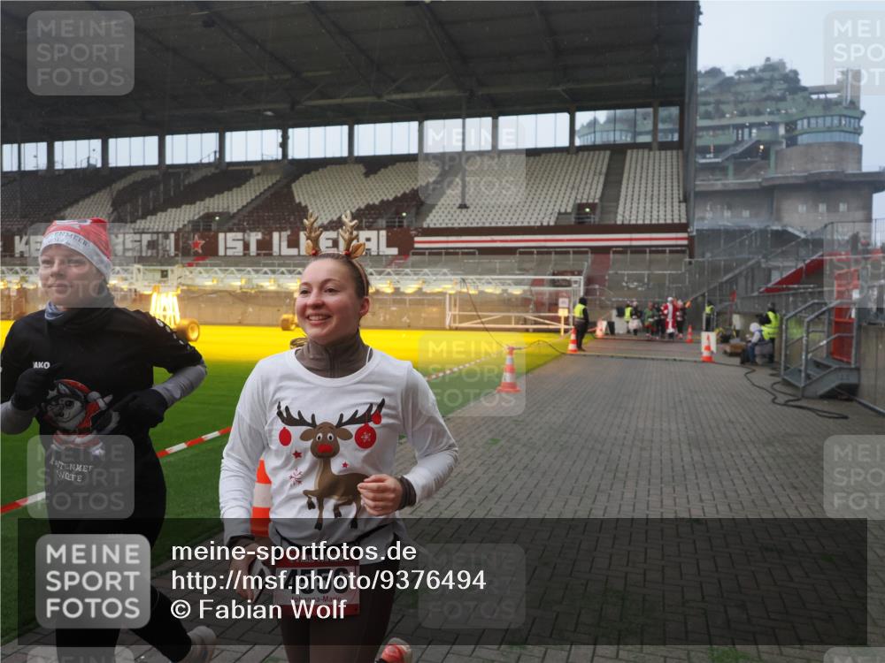 07.12.2025 - St. Pauli X-Mass-Run No. 15 Fabian Wolf http://msf.ph/oto/9376494 07.12.2025 10:05:29 Ziel 543, 668, 950, 1121, 1316, 1374, 1481, 1661, 1761, 3186, 3386, 4036, 4556, 4558 meine-sportfotos.de
