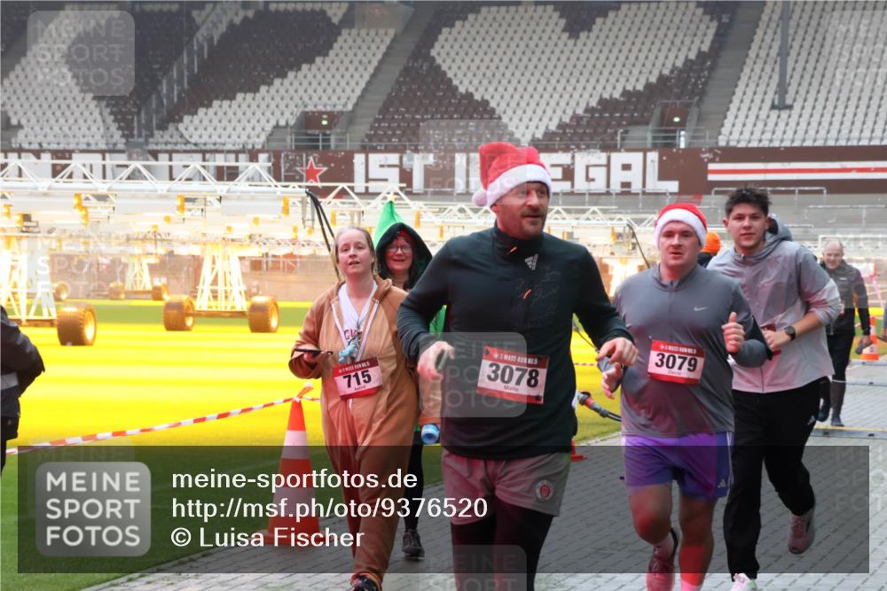 07.12.2025 - St. Pauli X-Mass-Run No. 15 Luisa Fischer http://msf.ph/oto/9376520 07.12.2025 10:23:29 Ziel 715, 3078, 3079, 794, 1996, 2123, 2304, 2508, 2511, 2638, 3052, 3078, 3079, 3780, 4005, 4141, 4287, 4407, 4411, 4419, 4458, 4509, 4539 meine-sportfotos.de