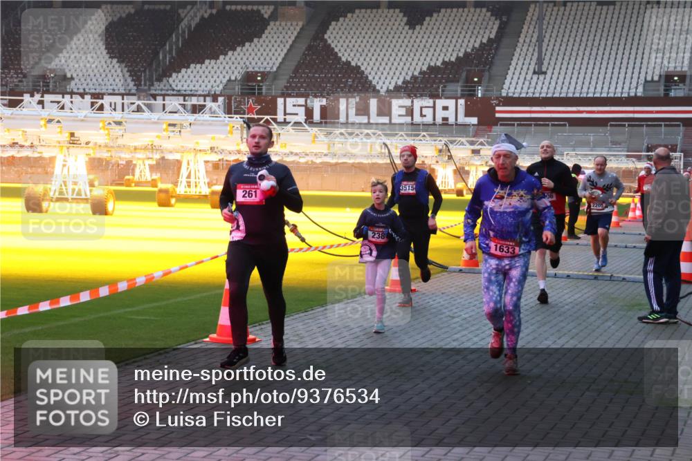07.12.2025 - St. Pauli X-Mass-Run No. 15 Luisa Fischer http://msf.ph/oto/9376534 07.12.2025 09:58:38 Ziel 261, 238, 3515, 1633, 06, 2205, 238, 261, 441, 483, 1173, 1633, 1774, 2205, 2984, 3405, 3515, 4030, 4031, 4206 meine-sportfotos.de